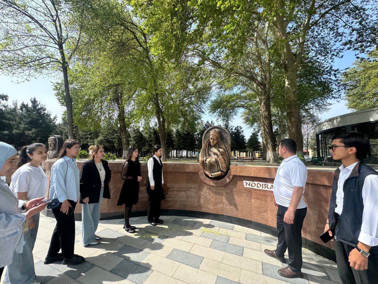 Talabalar Buyuk allomalar muzeyi va Adiblar xiyoboniga sayohat qilishdi