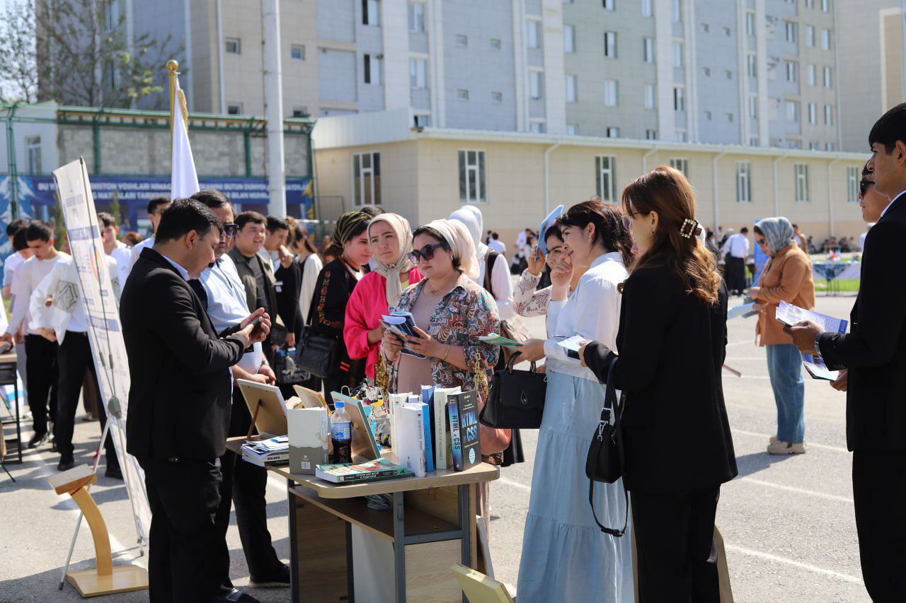 Oliy taʼlim yarmarkasi: Qoʻqon DU bitiruvchilarga yoʻl ko‘rsatmoqda