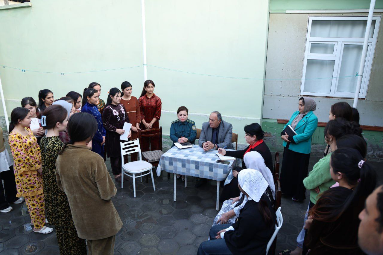 Prorektor ijara xonadonlarida bo‘ldi