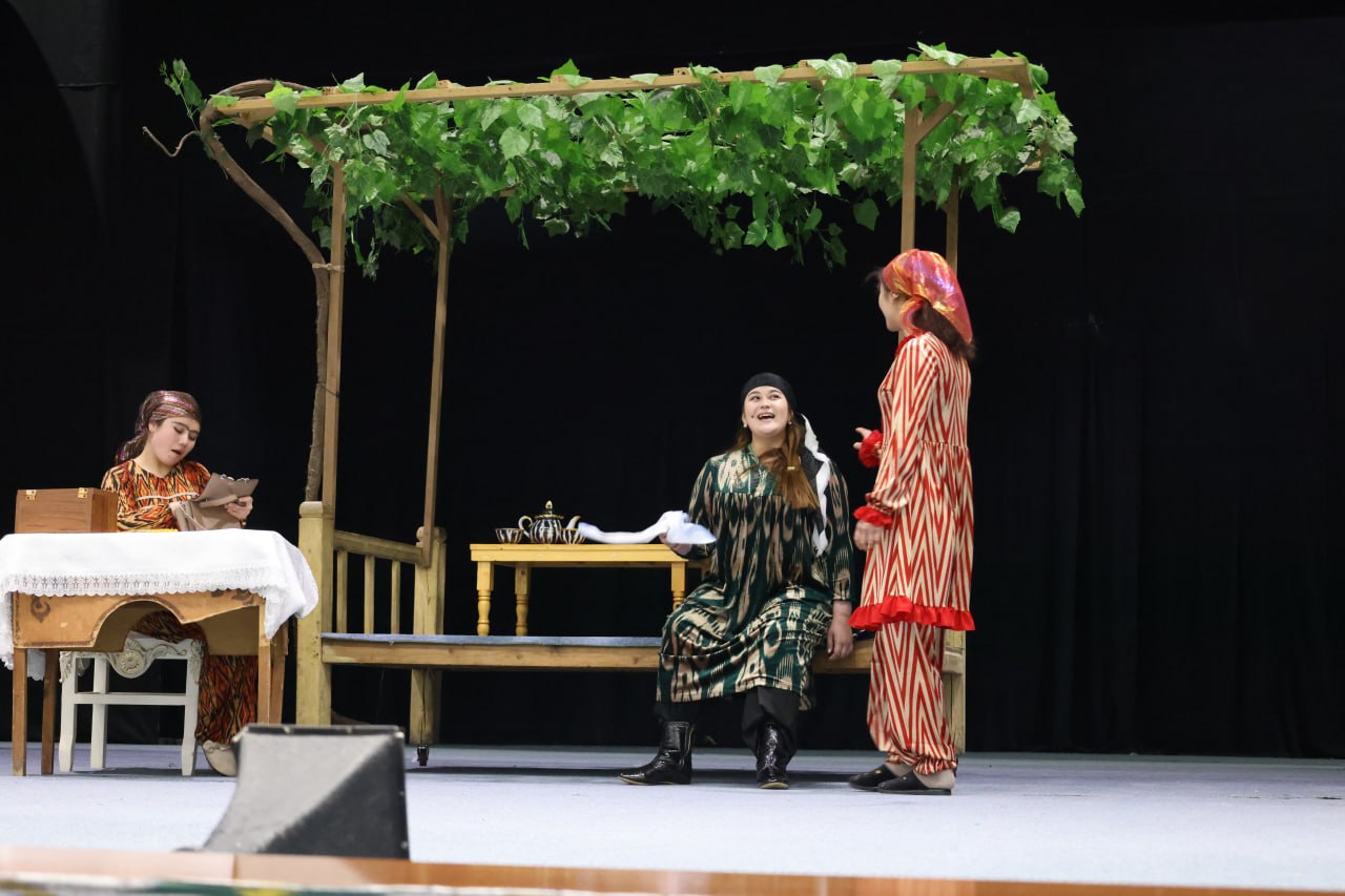 Talabalar teatr jamoalari sahnada mahorat sinovidan o‘tdi