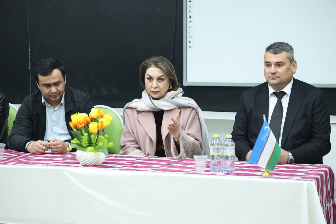 Rektor zamonaviy raqamli dastgohlar, innovatsion loyihalar bilan tanishdi va talabalar bilan ochiq muloqot oʻtkazdi